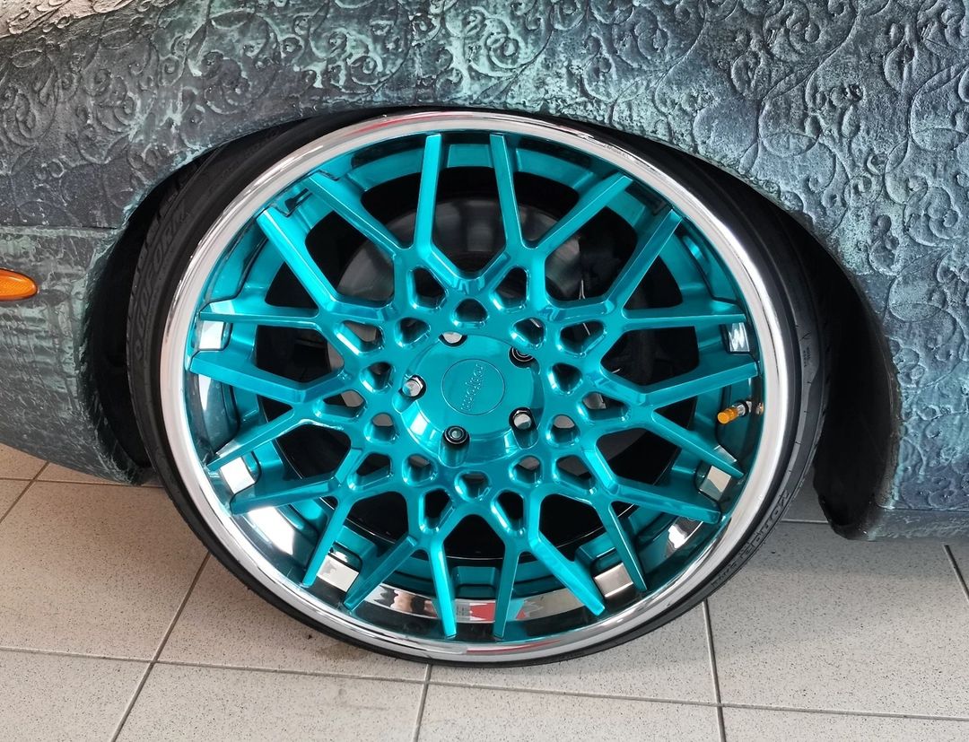 Забавный Jaguar XKR  2000 г.в.